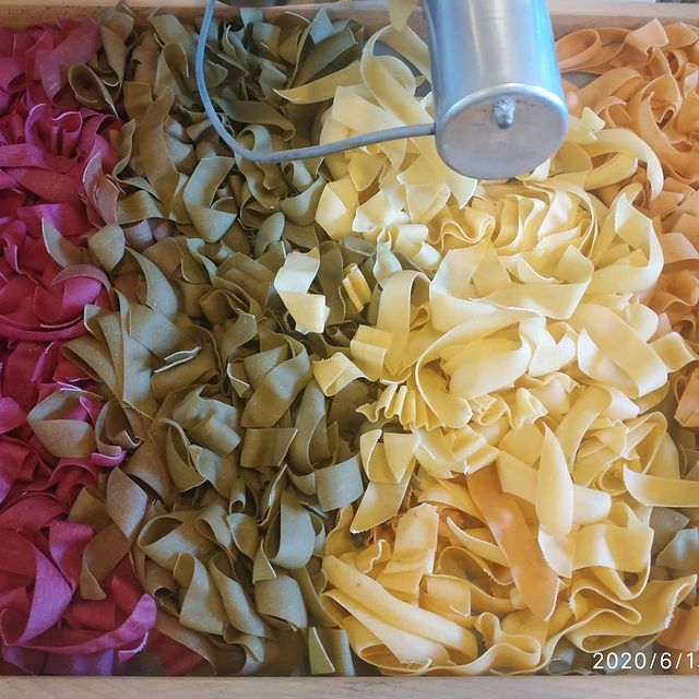 Mikinaion Gefsis Pasta with Spinach, Onion and Tomato