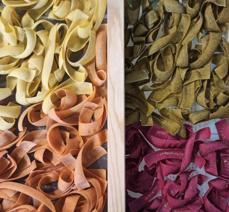 Mikinaion Gefsis Pasta with Spinach, Onion and Tomato
